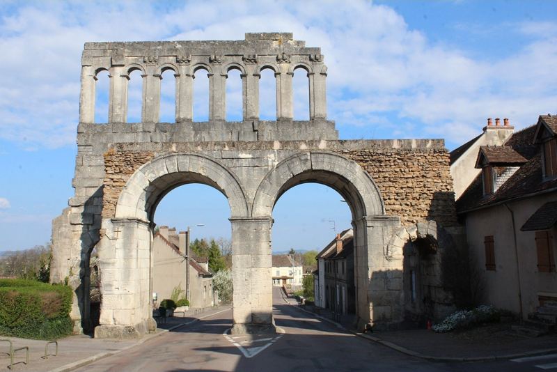 La porte d'Arroux à Autun