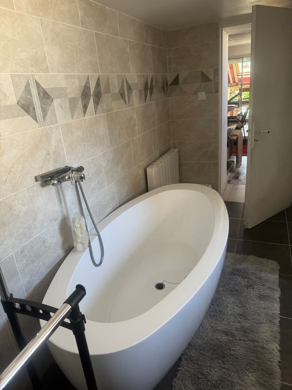 Le Cocon – Salle de bain avec baignoire