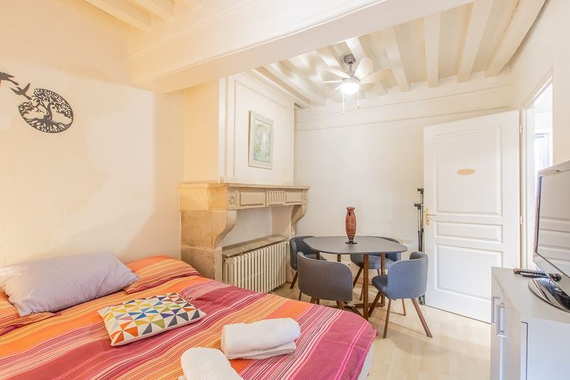 L'Escapade – chambre et cheminée en pierre