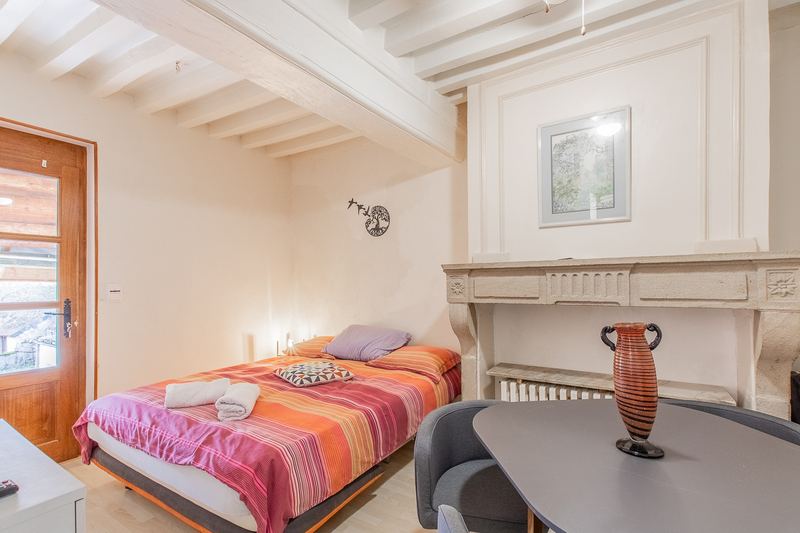 L'Escapade – Chambre et cheminée