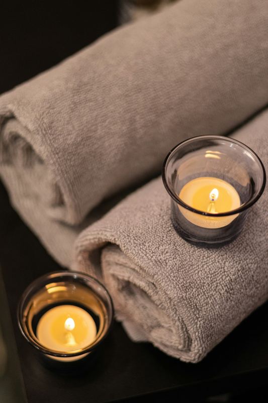 Serviettes chaudes et bougies (photo d'illustration)