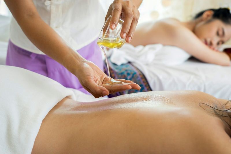 Massage aux huiles essentielles (photo d'illustration)
