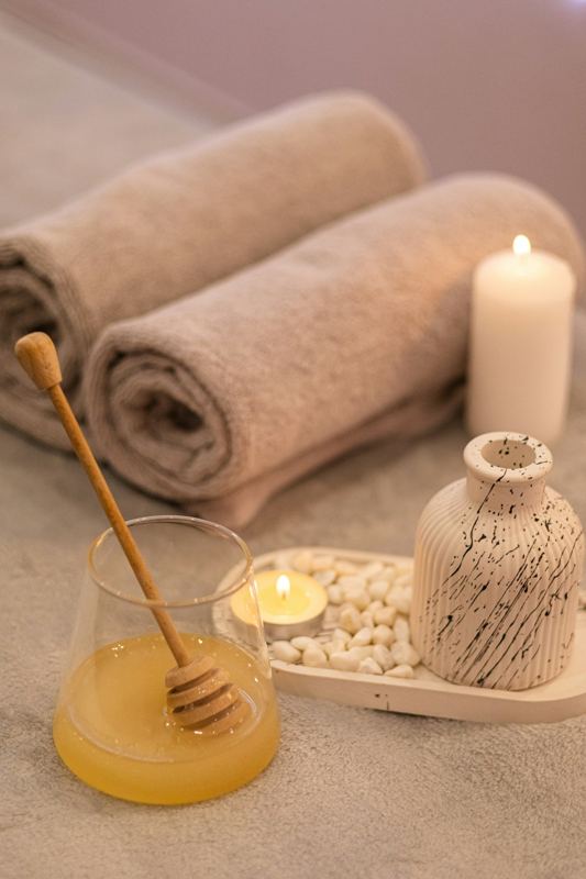 Serviettes, bougie et miel : ambiance bien-être (photo d'illustration)